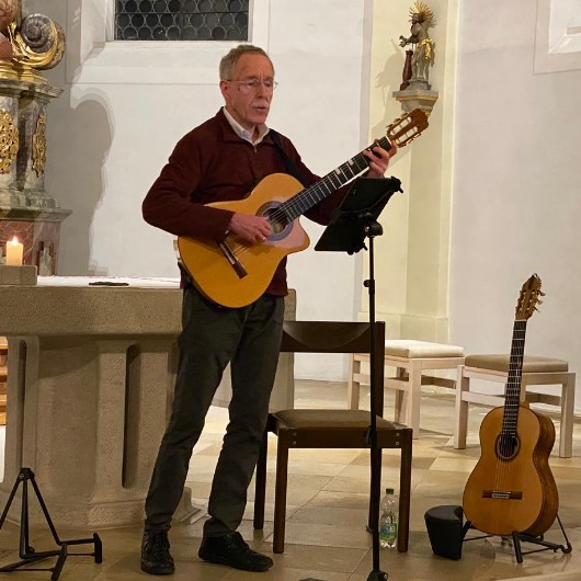 Der Gitarrist & Liedermacher Christoph Schmitz bei seinem Solokonzert "Begegnungen" in der Wallfahrtskirche Heiligenbronn