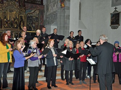 Chr der Städtischen Musikschule Horb am Neckar in der Kappel. Foto: Norbert Gessler Der Chor der Städtischen Musikschule Horb am Neckar unter der Leitung von Christoph Schmitz begeisterte beim Konzert in der Horber Kappel am 25. Mai 2025. Foto: Norbert Gessler