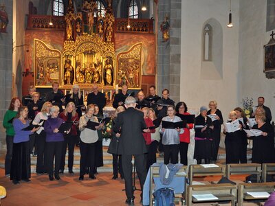 Die Chöre aus Haslemere und Horb beim Konzert in der Kappel. Foto: Norbert Gessler Der Horber Musikschulchor unter der Leitung von Christoph Schmitz mit dem Kammerchor aus Haslemere (rechts im Bild) beim Konzert am 25. Mai in der Kappel.